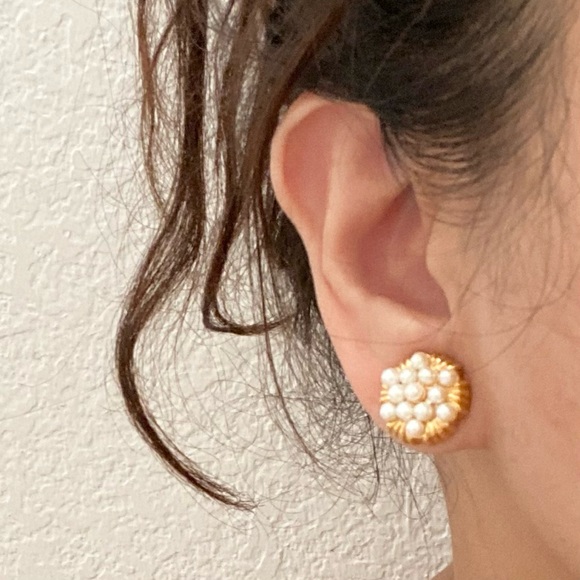 Vintage MONET Signed Faux Pearl Gold-tone Post Earrings - Picture 3 of 13